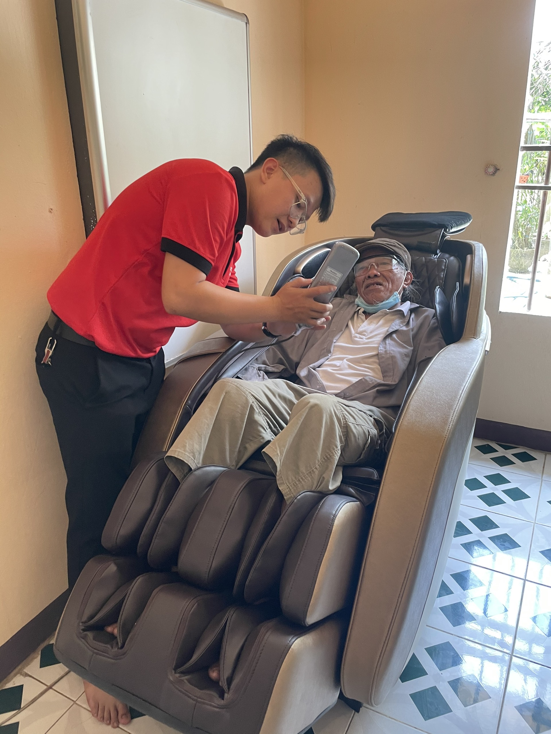 CÓ NÊN MUA GHẾ MASSAGE CHO NGƯỜI GIÀ, NGƯỜI LỚN TUỔI?